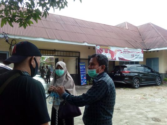 Sebelah kanan Bambang Wahyudi yang di dampingi istrinya 